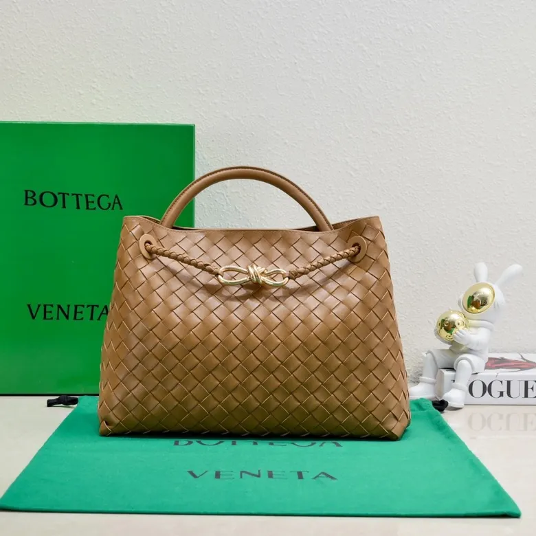 The 2023 new Andiamo batch of 2260 BV has been shipped‼ ️Really popular🔥The new Andiamo woven handbag launched by Bottega Veneta this season is really popular all over the world! ! Celebrities at home and abroad have worn it, and Oscar-winning actress Michelle Yeoh has taken it out on the street. Song Jia, Trai Yara, Yu Feihong, Sanji Ayaka, Rosie Hunting-Whiteley, Yoshioka Riho, etc. have all picked up this bag. It is classic and versatile, showing off its temperament, and the bag capacity is also large, which is very convenient for daily commuting! ! A variety of carrying methods, the shoulder straps can be adjusted by yourself, the original lambskin feels soft and delicate, and the unisex style breaks gender boundaries and brings a more practical and longer-lasting use experience. Andiamo, which has both elegant and casual styles, perfectly interprets the true appearance of "fashionable old money style". Style number: 8463 Size: 32*24*12